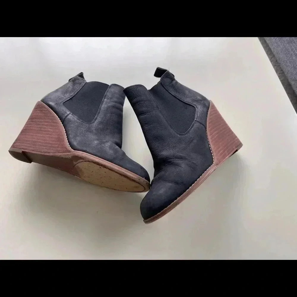 Hinge Tucker wedge booties